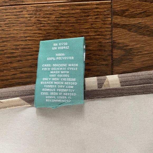 Shower curtain with matching soap dish and water glass - Picture 3 of 4